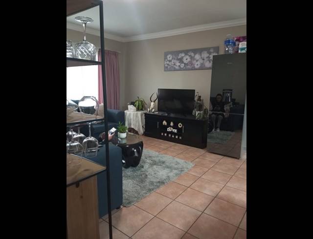 2 BEDROOM TOWNHOUSE FOR SALE IN PETERSFIELD